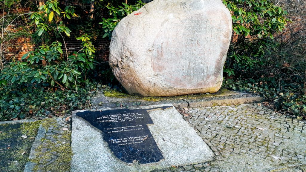 Herero-Stein auf dem Friedhof am Columbiadamm, Berlin / Aschroet - Wikimedia / CC0