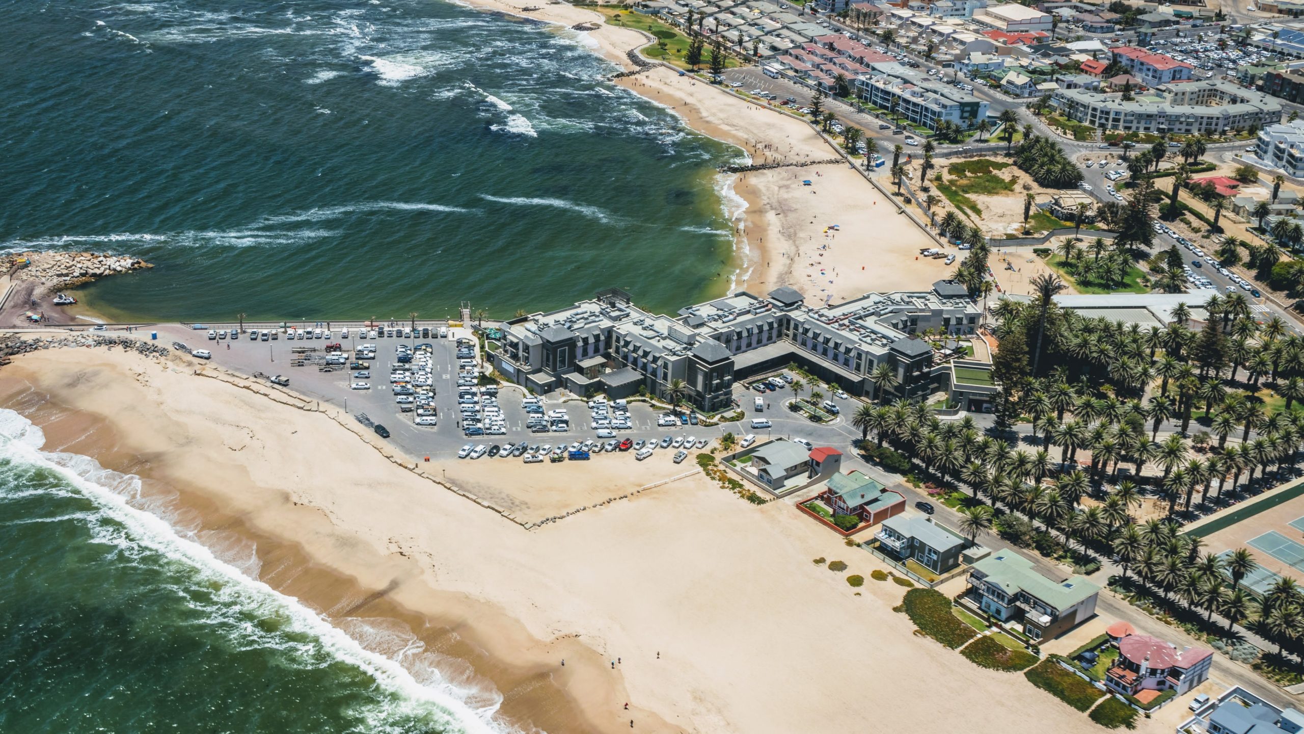 Mole in Swakopmund mit neuem Strand Hotel Swakopmund im Mai 2020 - FDN-Europa Hf - Grant Durr – Unsplash